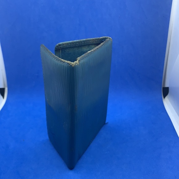 Louis Vuitton Epi leather blue keychain 
Blue 6 key holder with snap closure - Picture 7 of 9